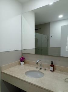 een badkamerbar met een wastafel en een spiegel bij Apartamento de lujo Morros ULTRA con vista y acceso directo al mar , Cartagena de Indias in Cartagena
