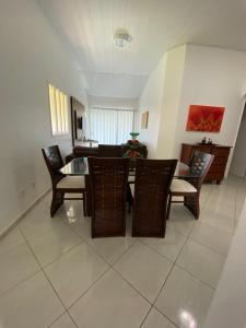 sala de estar con mesa de comedor y sillas en Casa de praia 250 metros da praia, en Aracaju