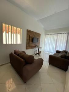 Sala de estar con 2 sofás y TV en Casa de praia 250 metros da praia, en Aracaju