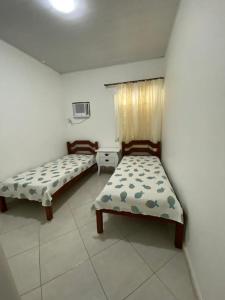 2 camas en una habitación con en Casa de praia 250 metros da praia, en Aracaju