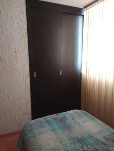 um quarto com uma cabeceira preta e uma cama em siberia 166 departamento 211 em Cidade do México