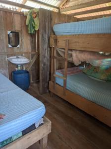 Двох'ярусне ліжко або двоярусні ліжка в номері Cabañas en Playa la Barra