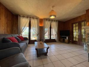 uma sala de estar com um sofá e uma mesa de centro em Gîte Avermes, 3 pièces, 4 personnes - FR-1-489-428 em Avermes