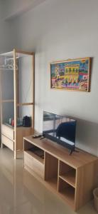Yawee & Jo Guesthouse في بان فيه: غرفة معيشة مع مكتب وكرسي
