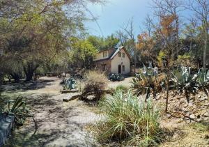 una casa vieja en medio de un patio en Cabañas Budapest, en Capilla del Monte