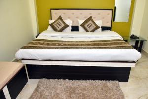 1 dormitorio con 1 cama grande con manta blanca en Hotel Us Residency en Kakarmatha