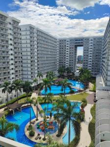 馬尼拉的住宿－Shell Residences，享有度假村游泳池的空中景致