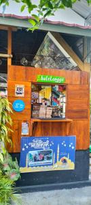 Balelangga Bed & Breakfast في Sapit: موقف طعام أمامه لافتة
