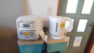 een koffiezetapparaat en een mixer op een aanrecht bij Okawaya - Vacation STAY 49372v in Ōkawa