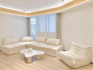 Χώρος καθιστικού στο ZHome-Modern 3 bedrooms apartment - near NanJing Road