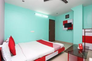 a bedroom with a bed and a glass table at OYO Hotel Maruti Lodging in Dum Dum