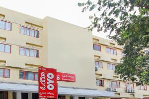 una señal roja delante de un edificio en Collection O Hotel Happy Stay Near Hyderabad Central en Ameerpet