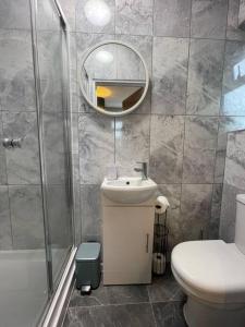 een badkamer met een toilet, een wastafel en een douche bij 3- Lovely 1 Bed Apartment extra sofa bed-West Midlands 