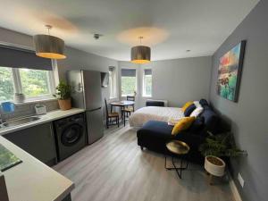 una cucina e un soggiorno con letto e divano di 3- Lovely 1 Bed Apartment extra sofa bed-West Midlands 