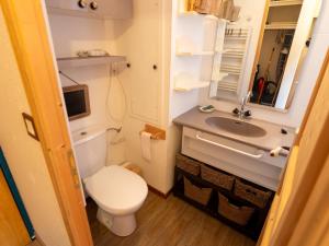 un piccolo bagno con servizi igienici e lavandino di Studio Valfréjus, 1 pièce, 4 personnes - FR-1-468-113 a Modane