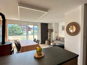Posezení v ubytování Appartement rénové avec balcon sud, centre Villard-de-Lans - FR-1-515-187