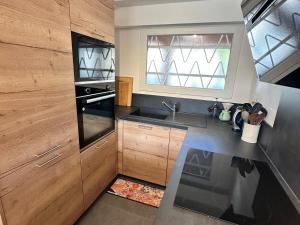 Kuchyň nebo kuchyňský kout v ubytování Appartement rénové avec balcon sud, centre Villard-de-Lans - FR-1-515-187 + 10 fotografií