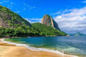 uma vista para uma praia com uma montanha ao fundo em Mini estúdio Pão de Açúcar no Rio de Janeiro