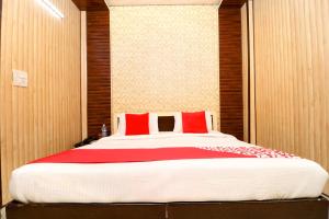 Un pat sau paturi într-o cameră la OYO Hotel Apple Wood
