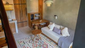 ein Wohnzimmer mit einem Sofa und einem Tisch in der Unterkunft Leafy Lofts Canggu in Canggu