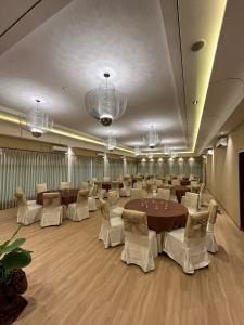 una sala de conferencias con mesa y sillas. en Alltrue Hotel Bintan - Tanjungpinang, en Tanjung Pinang