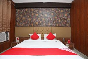 Un pat sau paturi într-o cameră la OYO Hotel K-town