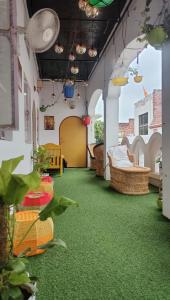 een woonkamer met groene vloerbedekking op de vloer bij Manavi Home Stay in Mathura
