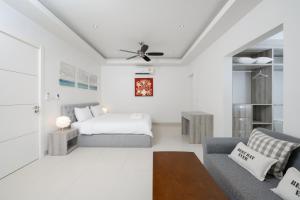 Postel nebo postele na pokoji v ubytování Orchid Paradise Homes 313