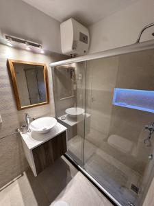 La salle de bains est pourvue de 2 lavabos et d'une douche. dans l'établissement Apartamento en Edificio Uruguay (Punta del Este), à Punta del Este