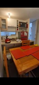 - une cuisine avec une table et une serviette rouge dans l'établissement Departamento Las Cruces Frente al Mar, à San Antonio