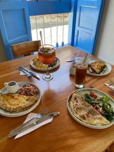 巴里查拉的住宿－Flor de León Café - Hostal，一张木桌,上面放着食物和饮料