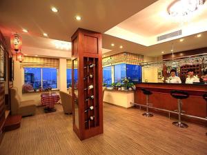 Lobi atau kawasan kaunter penerimaan di MoonView Hotel HN - by BAY LUXURY