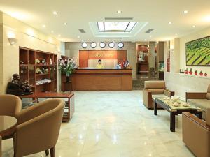Ruang duduk di MoonView Hotel HN - by BAY LUXURY