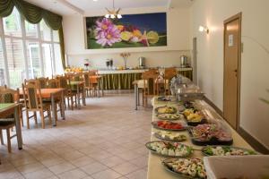a buffet line with plates of food in a restaurant at Fala1 Ośrodek Wypoczynkowy in Gdańsk