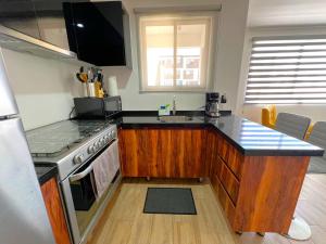 A kitchen or kitchenette at Departamento Black and Golden