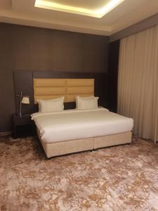 سرير أو أسرّة في غرفة في فندق دان البلاتيني