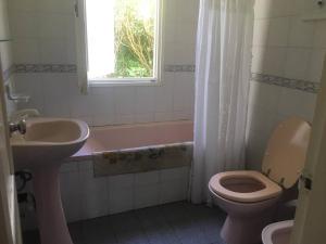 baño con lavabo y aseo y ventana en Amplia casa a cuadras del mar, en Punta del Este