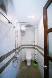 een badkamer met een toilet en een douche bij Kennpi homestay - phòng lẻ hoặc nguyên căn in Hue