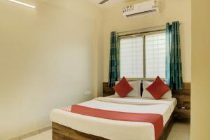 Krevet ili kreveti u jedinici u objektu OYO Aditya Service Apartment