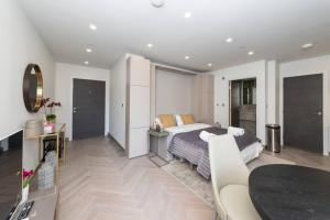 Charming Studio Flat in the Heart of Reading CHRL F1客房内的一张或多张床位