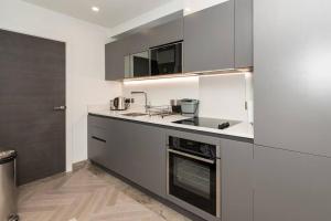 Charming Studio Flat in the Heart of Reading CHRL F1的厨房或小厨房