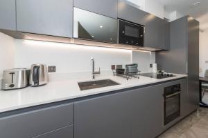 Charming Studio Flat in the Heart of Reading CHRL F1的厨房或小厨房