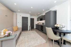 Charming Studio Flat in the Heart of Reading CHRL F1的厨房或小厨房