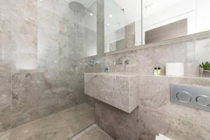 雷丁Charming Studio Flat in the Heart of Reading CHRL F1的带水槽和淋浴的浴室
