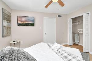 Krevet ili kreveti u jedinici u objektu Serenity in Grey: Queen Bedroom