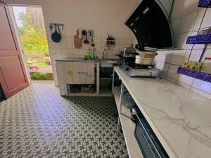 uma cozinha com um lavatório e uma bancada em Kerith Lodge em Port Vila