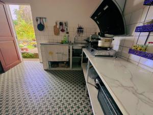 Kuchyň nebo kuchyňský kout v ubytování Kerith Lodge + 6 fotografií