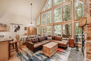een woonkamer met een bank en een tafel bij 40GS – WiFi - WithD – Hot Tub - Sleeps 8 cabin in Glacier