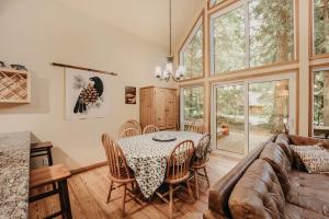 een woonkamer met een tafel en een bank bij 40GS – WiFi - WithD – Hot Tub - Sleeps 8 cabin in Glacier