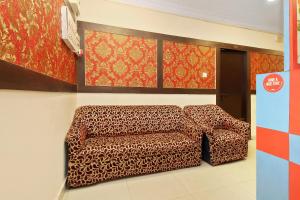 una silla de estampado de leopardo en una sala de espera en OYO Vasundhara Guest House Near Tankbund, en Secunderābād